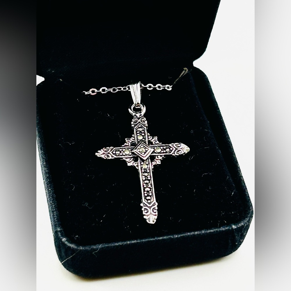 Marcasite cross necklace NEW in velvet gift box, great gift idea!